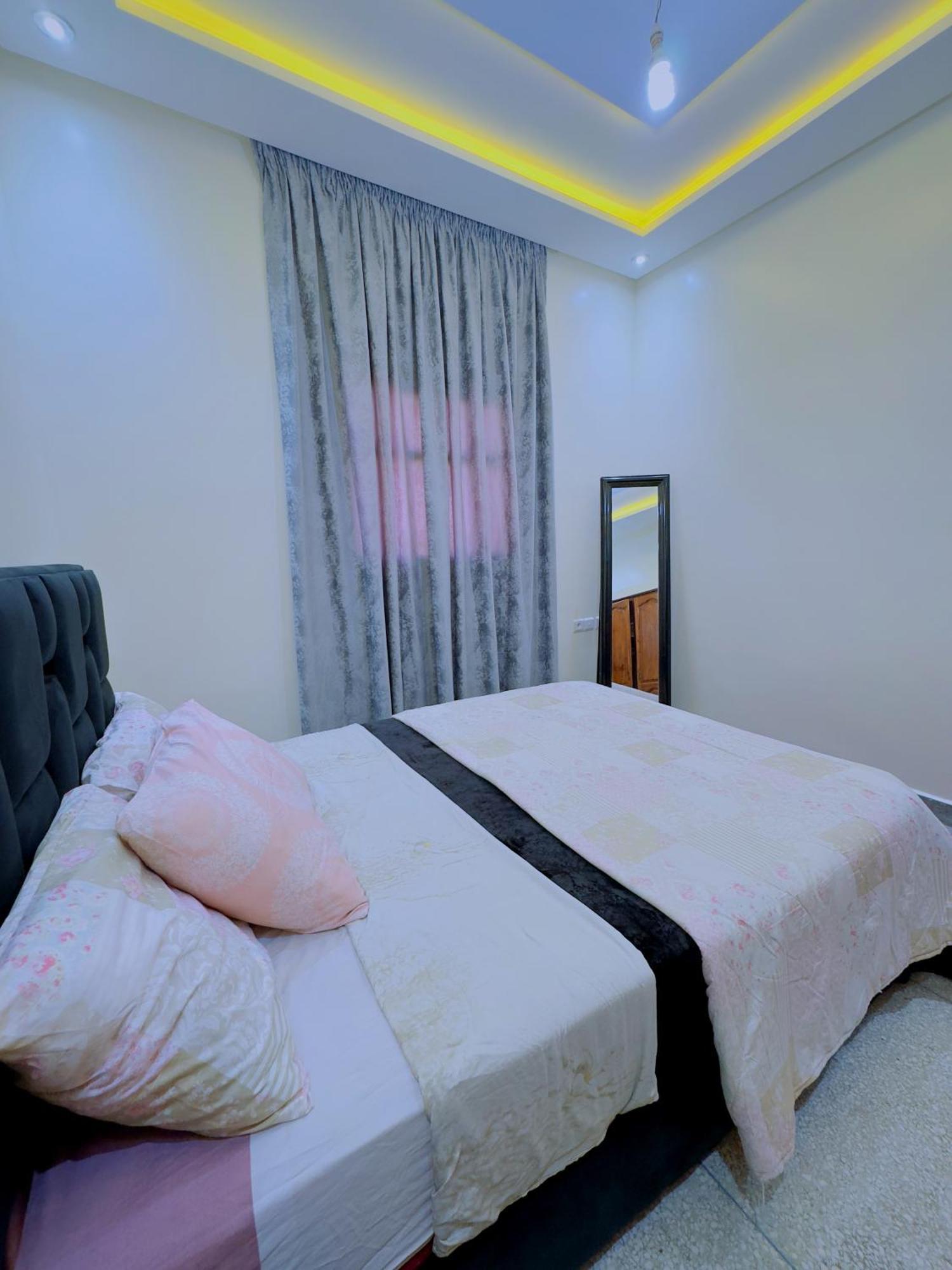 Quiet Near - High Speed Wifi, Free Parking & Private Entry شقة